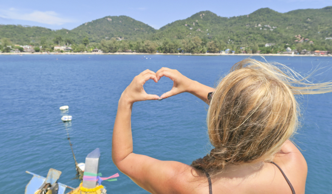 Alex in Wanderland posing for a photo on Koh Tao, Thailand